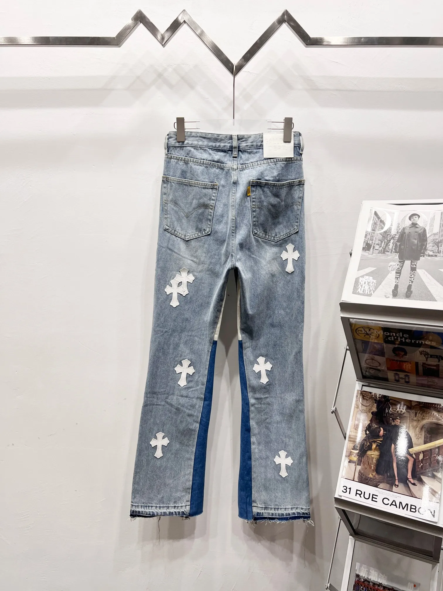 P250 Style No.: (c058) GALLERY DEPT & Chrome Hearts Jointed Cross Loose Washed Flared Jeans True to Restore the Ultimate Vintage Texture Original Hardware Accessories Washed and Elevator Cards, QR Code Analysis Are All Procured from the Original Factory, High Restoration Degree, You Are Welcome to Compare Any Products ~ Three-dimensional Version Loose and Comfortable without Picking Your Figure Appearing Tall and Slim Manufacturer Seiko Original Factory Quality Control Same Style for Men and Women Can Be Matched for Couples Versatile Recommendations Jeans that are a must-have for all seasons. Trendy people have been disappointed. From the quality selection of fabrics, the tailoring of details, and the matching of patterns, they are all impeccable! The upper body is so handsome when worn...it can be easily worn by men, women and children! The craftsmanship uses heavy-duty washed pure cotton denim fabric. After washing, it is soft and thick. It is very stylish when worn on the body. Size: 28, 30, 32, 34, 36 (S-XXL) Color: Stitching